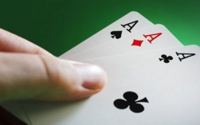Các vòng chia bài trong cách chơi bài Poker